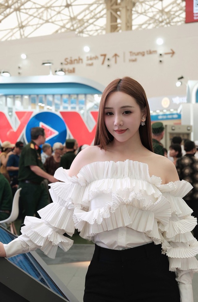 Quỳnh Kool ‘đốt mắt’ với thời trang khoe vai trần - Ảnh 6.