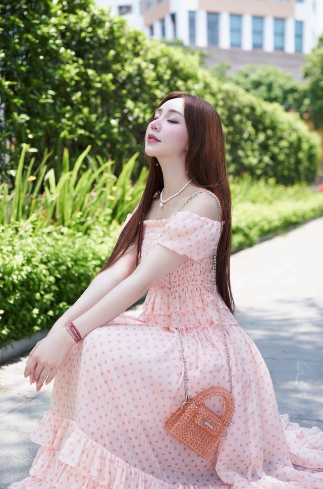 Quỳnh Kool ‘đốt mắt’ với thời trang khoe vai trần - Ảnh 2.