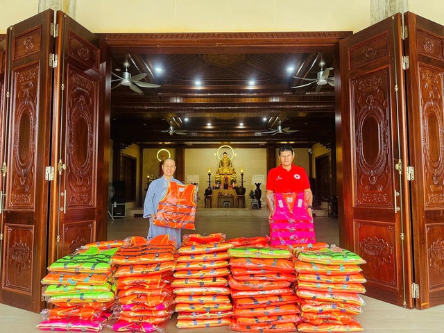 Thương về miền Trung, người dân khắp nơi gửi hàng cứu trợ Huế, Đà Nẵng - Ảnh 5.