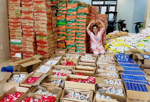 Thương về miền Trung, người dân khắp nơi gửi hàng cứu trợ Huế, Đà Nẵng - Ảnh 6.