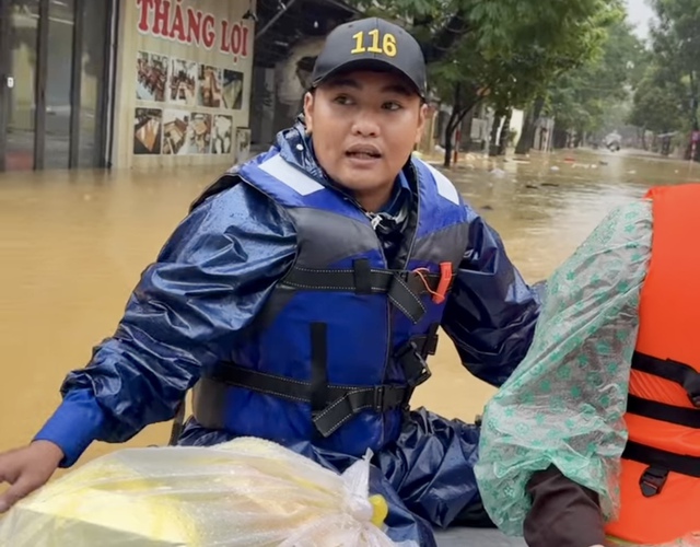 Thương về miền Trung, người dân khắp nơi gửi hàng cứu trợ Huế, Đà Nẵng - Ảnh 1.