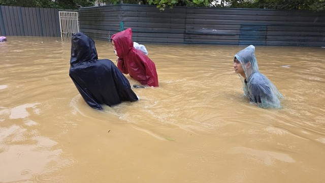 TP.Huế nhiều người bị nước cuốn trôi mất tích- Ảnh 2. TP.Huế nhiều người bị nước cuốn trôi mất tích- Ảnh 2.