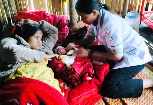 Đà Nẵng: Vượt sạt lở, nhân viên y tế hỗ trợ sản phụ sinh con an toàn- Ảnh 1.