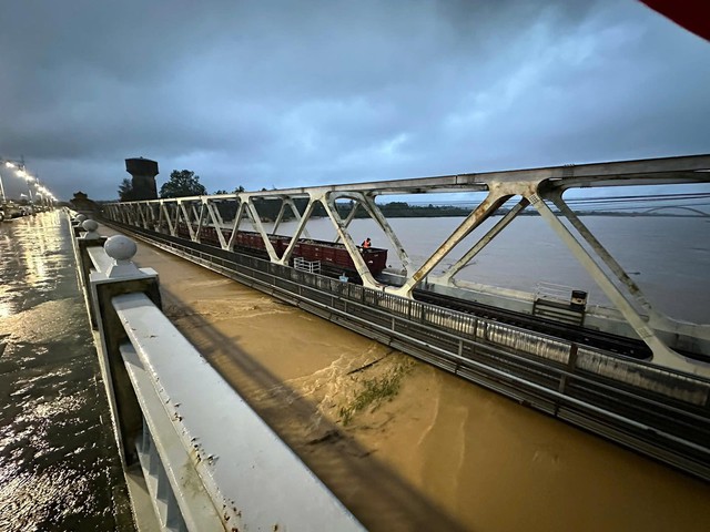 Lũ sông Hương dâng cao, đường sắt lại đưa 2 tàu chở 1.100 tấn đá giữ cầu- Ảnh 1. Lũ sông Hương dâng cao, đường sắt lại đưa 2 tàu chở 1.100 tấn đá giữ cầu- Ảnh 1.
