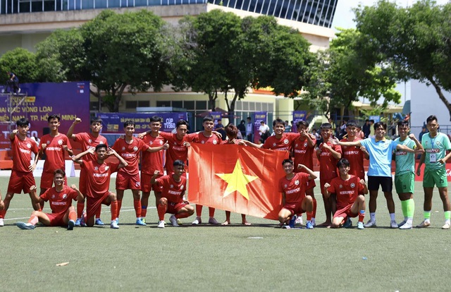 Kịch t&iacute;nh b&oacute;ng đ&aacute; sinh vi&ecirc;n: 2 thẻ đỏ c&ugrave;ng 2 quả phạt đền, gay cấn đến giờ ch&oacute;t- Ảnh 1.