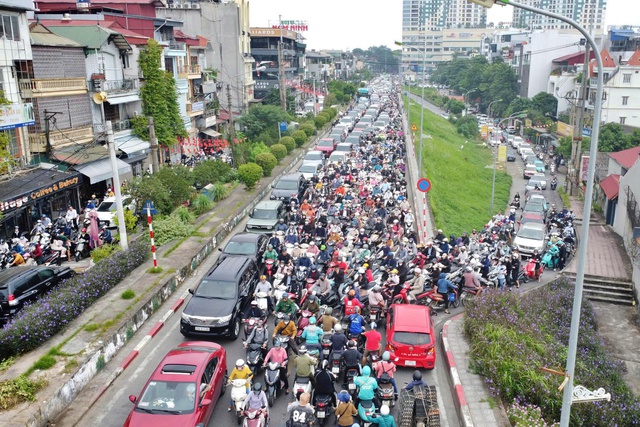 Dân bị 'đánh úp' khi sửa cầu Long Biên, giao thông hỗn loạn - Ảnh 3.