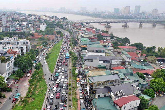 Dân bị 'đánh úp' khi sửa cầu Long Biên, giao thông hỗn loạn - Ảnh 1.
