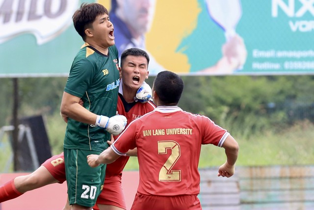 Kịch t&iacute;nh b&oacute;ng đ&aacute; sinh vi&ecirc;n: 2 thẻ đỏ c&ugrave;ng 2 quả phạt đền, gay cấn đến giờ ch&oacute;t- Ảnh 5.