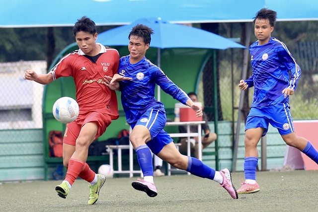 Kịch t&iacute;nh b&oacute;ng đ&aacute; sinh vi&ecirc;n: 2 thẻ đỏ c&ugrave;ng 2 quả phạt đền, gay cấn đến giờ ch&oacute;t- Ảnh 4.