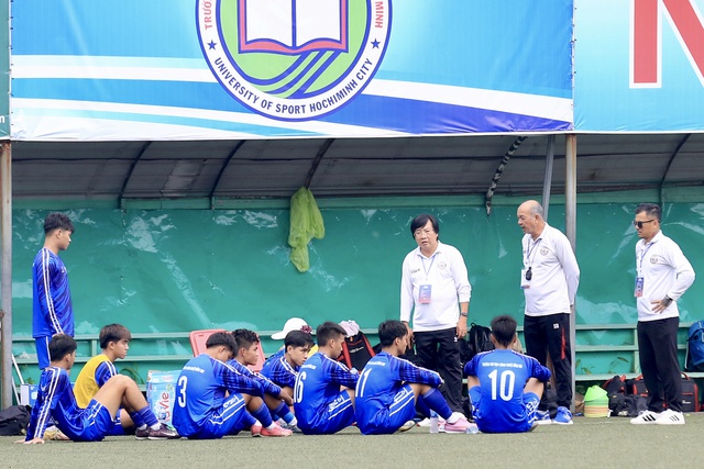 Kịch t&iacute;nh b&oacute;ng đ&aacute; sinh vi&ecirc;n: 2 thẻ đỏ c&ugrave;ng 2 quả phạt đền, gay cấn đến giờ ch&oacute;t- Ảnh 3.