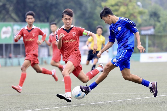 Kịch t&iacute;nh b&oacute;ng đ&aacute; sinh vi&ecirc;n: 2 thẻ đỏ c&ugrave;ng 2 quả phạt đền, gay cấn đến giờ ch&oacute;t- Ảnh 2.