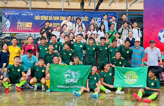 Kịch t&iacute;nh b&oacute;ng đ&aacute; sinh vi&ecirc;n: 2 thẻ đỏ c&ugrave;ng 2 quả phạt đền, gay cấn đến giờ ch&oacute;t- Ảnh 7.