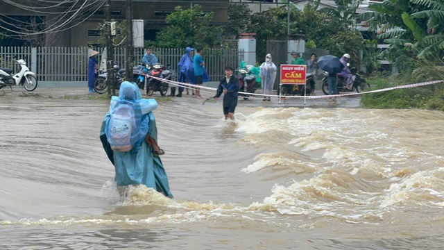 Quảng Ngãi: Tạm dừng lưu thông qua cầu Trà Khúc 1 do nước lũ dâng cao- Ảnh 4. Quảng Ngãi: Tạm dừng lưu thông qua cầu Trà Khúc 1 do nước lũ dâng cao- Ảnh 4.