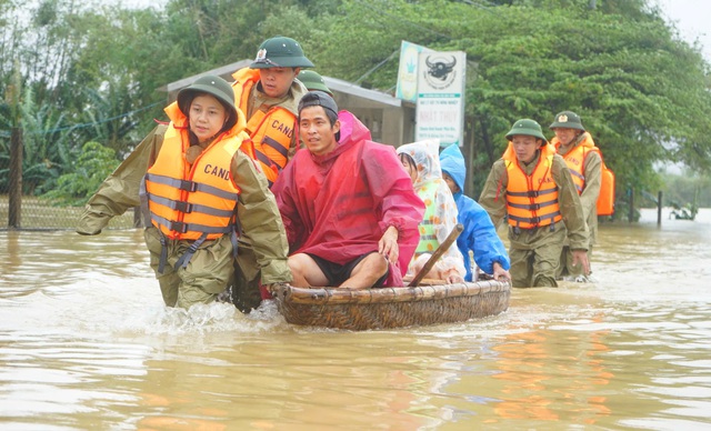 Công an Đà Nẵng vượt lũ đến với bà con- Ảnh 1. Công an Đà Nẵng vượt lũ đến với bà con- Ảnh 1.