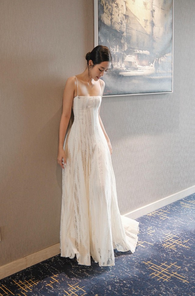 Váy tiệc tối giản, một chiếc váy cho mọi bữa tiệc cuối năm - Ảnh 1.