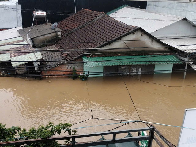 Quảng Ngãi: Tạm dừng lưu thông qua cầu Trà Khúc 1 do nước lũ dâng cao- Ảnh 5. Quảng Ngãi: Tạm dừng lưu thông qua cầu Trà Khúc 1 do nước lũ dâng cao- Ảnh 5.