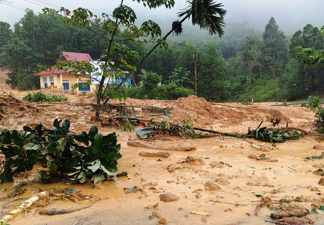 Nhiều ngôi làng ở vùng cao Đà Nẵng bị xóa sổ do sạt lở và lũ quét- Ảnh 1.