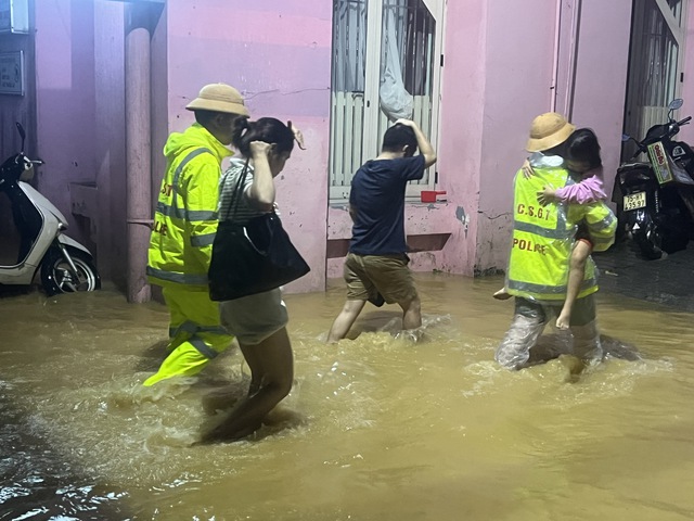 X&uacute;c động tiếng gọi "Chị ơi đừng ngủ nghe!&rdquo; của anh c&ocirc;ng an trong lũ lịch sử- Ảnh 1.