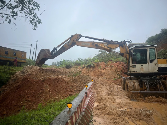 Tiếp tục sạt lở 4 điểm trên đèo Lò Xo, một xe múc bị mắc kẹt- Ảnh 2. Tiếp tục sạt lở 4 điểm trên đèo Lò Xo, một xe múc bị mắc kẹt- Ảnh 2.