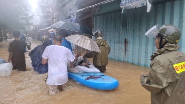 X&uacute;c động tiếng gọi "Chị ơi đừng ngủ nghe!&rdquo; của anh c&ocirc;ng an trong lũ lịch sử- Ảnh 2.