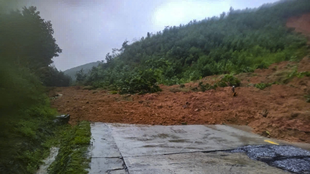 Tiếp tục sạt lở 4 điểm trên đèo Lò Xo, một xe múc bị mắc kẹt- Ảnh 3. Tiếp tục sạt lở 4 điểm trên đèo Lò Xo, một xe múc bị mắc kẹt- Ảnh 3.