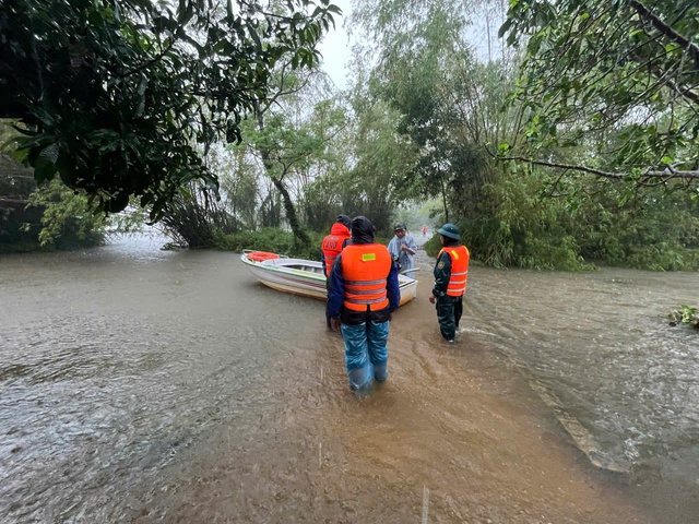 Giải cứu 8 người dân mắc kẹt giữa dòng lũ dữ trên sông Trà Khúc- Ảnh 4. Giải cứu 8 người dân mắc kẹt giữa dòng lũ dữ trên sông Trà Khúc- Ảnh 4.