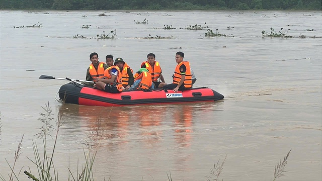 Giải cứu 8 người dân mắc kẹt giữa dòng lũ dữ trên sông Trà Khúc- Ảnh 1. Giải cứu 8 người dân mắc kẹt giữa dòng lũ dữ trên sông Trà Khúc- Ảnh 1.