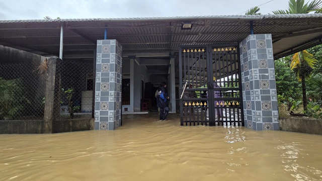 Quảng Ngãi: Nước lũ dâng nhanh, dân bỏ nhà chạy lũ- Ảnh 5. Quảng Ngãi: Nước lũ dâng nhanh, dân bỏ nhà chạy lũ- Ảnh 5.