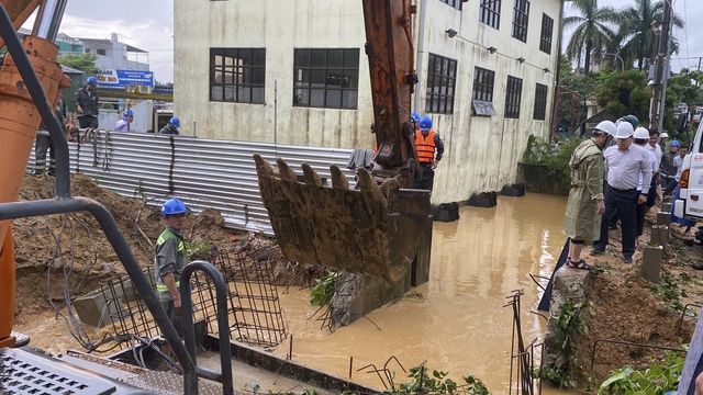 Dùng hàng trăm bao cát ngăn nước lũ tràn vào trung tâm TP.Quảng Ngãi cũ - Ảnh 4.