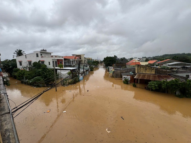 Quảng Ngãi: Nước lũ dâng nhanh, dân bỏ nhà chạy lũ- Ảnh 6. Quảng Ngãi: Nước lũ dâng nhanh, dân bỏ nhà chạy lũ- Ảnh 6.
