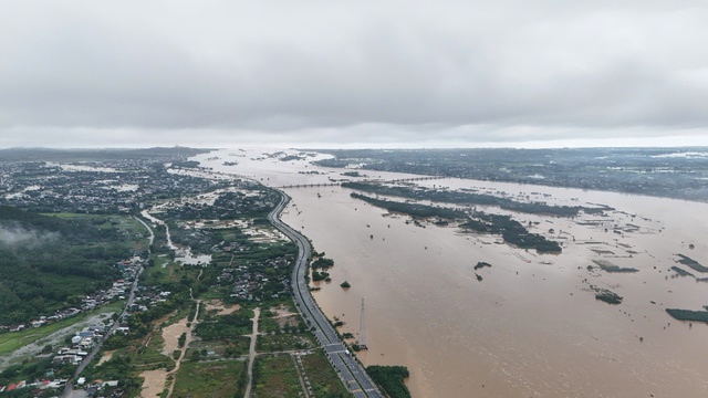 Dùng hàng trăm bao cát ngăn nước lũ tràn vào trung tâm TP.Quảng Ngãi cũ - Ảnh 5.