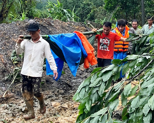 Đà Nẵng: 5 người bị thương do sạt lở đất, 3 ca tiên lượng nặng - Ảnh 1.
