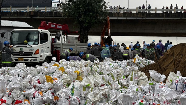 Dùng hàng trăm bao cát ngăn nước lũ tràn vào trung tâm TP.Quảng Ngãi cũ - Ảnh 1.