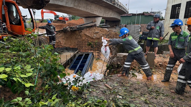 Dùng hàng trăm bao cát ngăn nước lũ tràn vào trung tâm TP.Quảng Ngãi cũ - Ảnh 3.