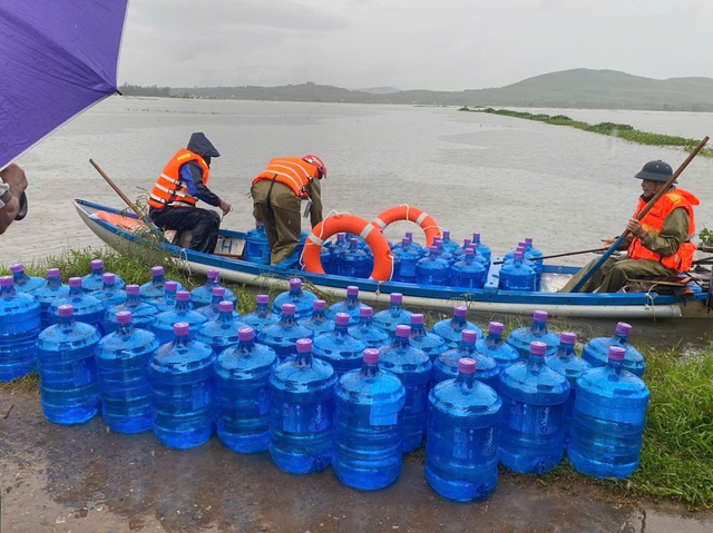 Quảng Ngãi: 4 tàu cá đứt neo trôi dạt ra biển- Ảnh 3. Quảng Ngãi: 4 tàu cá đứt neo trôi dạt ra biển- Ảnh 3.