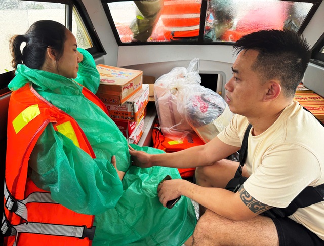 Cảm ơn các anh đã đến với mẹ con em giữa rốn lũ Đà Nẵng - Ảnh 2. Cảm ơn các anh đã đến với mẹ con em giữa rốn lũ Đà Nẵng - Ảnh 2.