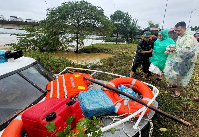 Cảm ơn c&aacute;c anh đ&atilde; đến với mẹ con em giữa rốn lũ Đ&agrave; Nẵng - Ảnh 1.