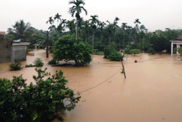 Biển nước trắng xóa nhấn chìm các xã: Tiếng kêu cứu xé lòng trong đêm lũ - Ảnh 3.