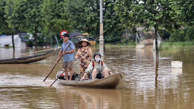 Quảng Ngãi: Nước lũ dâng nhanh, dân bỏ nhà chạy lũ- Ảnh 4. Quảng Ngãi: Nước lũ dâng nhanh, dân bỏ nhà chạy lũ- Ảnh 4.
