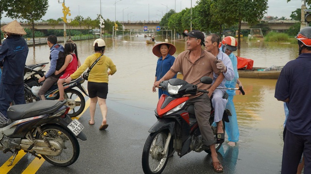 Quảng Ngãi: Nước lũ dâng nhanh, dân bỏ nhà chạy lũ- Ảnh 3. Quảng Ngãi: Nước lũ dâng nhanh, dân bỏ nhà chạy lũ- Ảnh 3.