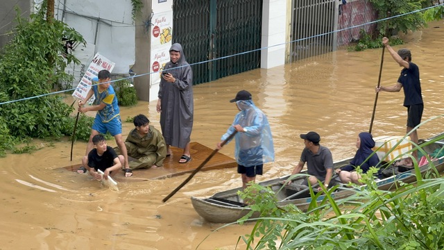 Quảng Ngãi: Nước lũ dâng nhanh, dân bỏ nhà chạy lũ- Ảnh 1. Quảng Ngãi: Nước lũ dâng nhanh, dân bỏ nhà chạy lũ- Ảnh 1.