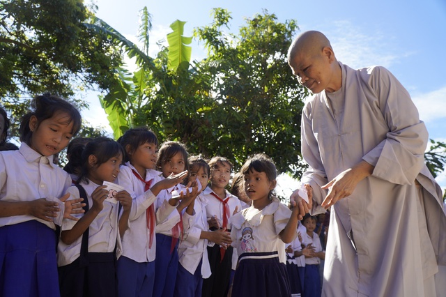 Qu&agrave; trung thu v&agrave; tiếp sức đến trường ngay sau b&atilde;o- Ảnh 2.