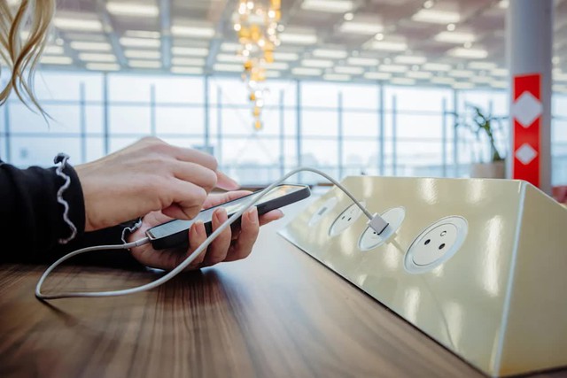 Chớ dại cắm những thứ này vào cổng USB của smartphone - Ảnh 2.