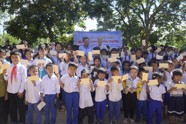 Qu&agrave; trung thu v&agrave; tiếp sức đến trường ngay sau b&atilde;o- Ảnh 3.