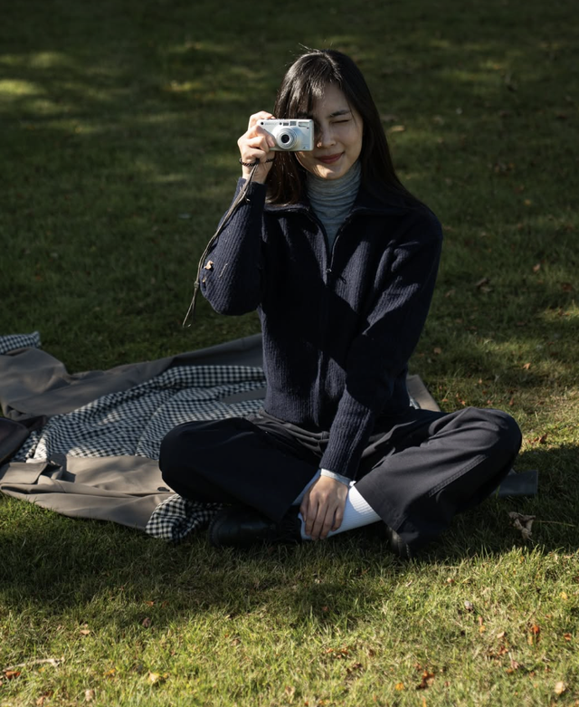 Áo cổ lọ trung tính khẳng định vẻ đẹp thời thượng ngày thu- Ảnh 4.