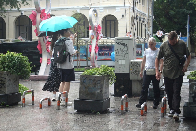 Người mù, người đi xe lăn trên vỉa hè ở TP.HCM bị 'bẫy' vì điều này - Ảnh 10.