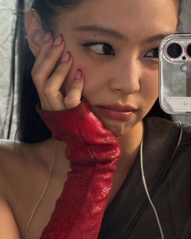 Sắc đỏ cà chua trở thành xu hướng trang điểm mới của các ngôi sao - Ảnh 4.