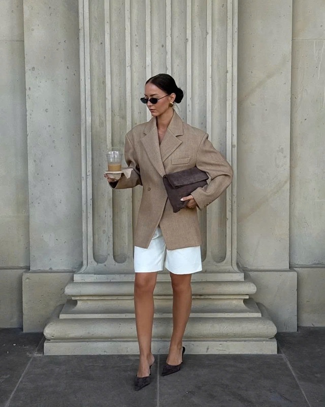 Thu này, blazer dáng rộng hứa hẹn bùng nổ trên mọi 'mặt trận' thời trang- Ảnh 5. Thu này, blazer dáng rộng hứa hẹn bùng nổ trên mọi 'mặt trận' thời trang- Ảnh 5.