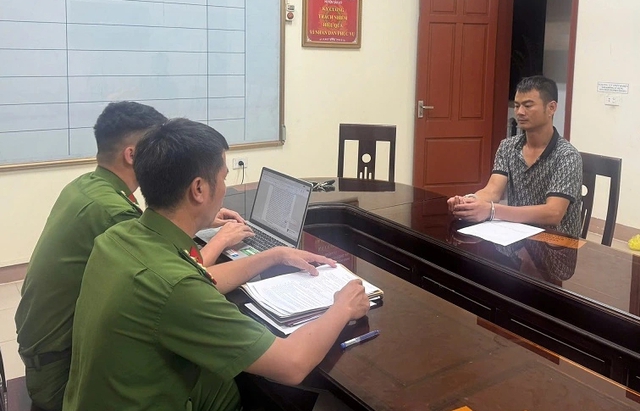 Tạm giữ hình sự người đàn ông bắt tài xế xe buýt quỳ giữa đường- Ảnh 1. Tạm giữ hình sự người đàn ông bắt tài xế xe buýt quỳ giữa đường- Ảnh 1.