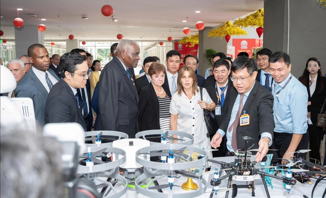 Chủ tịch Quốc hội Cuba làm việc tại Trường ĐH Sư phạm kỹ thuật TP.HCM - Ảnh 3.